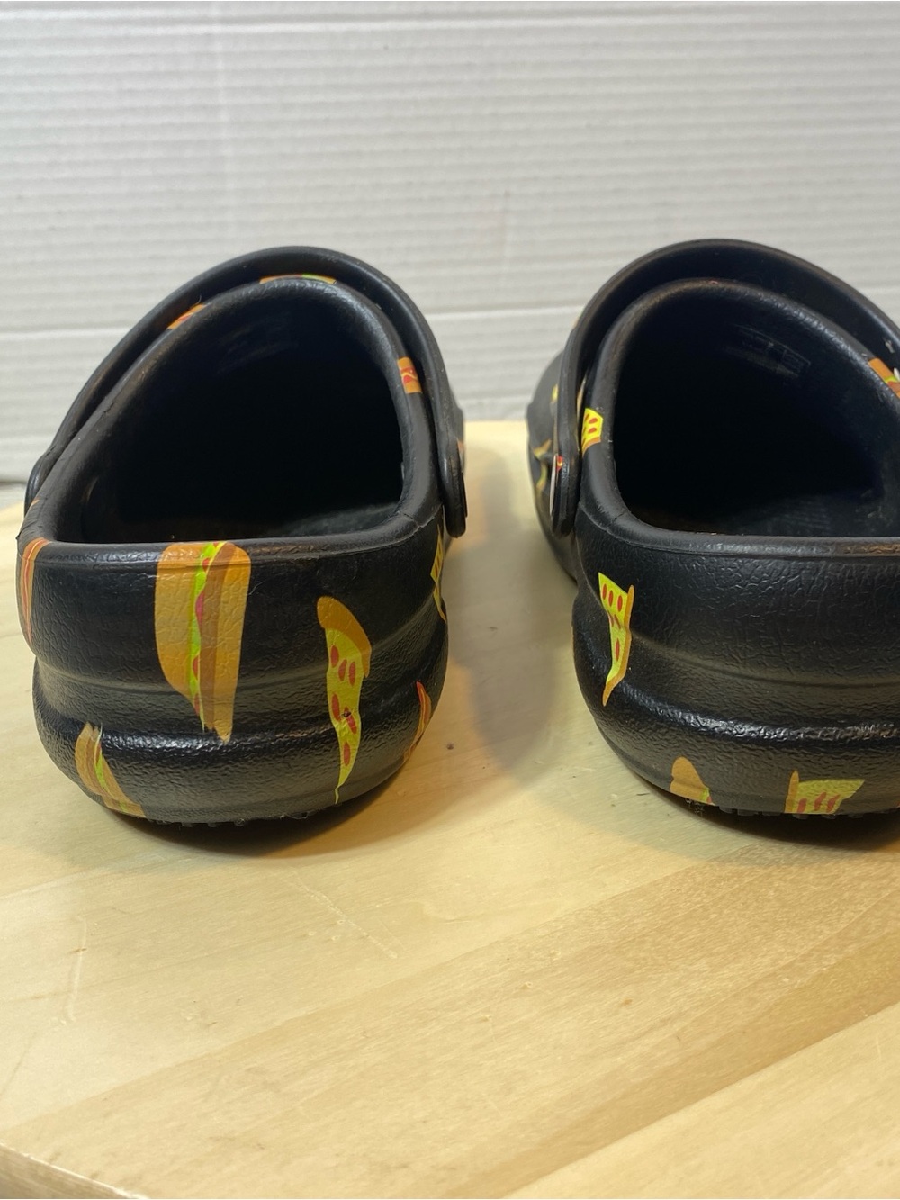 Crocs Bistro Women’s Food Print Clogs Black Pizza Burger Hot Dog Size W6 - Picture 5 of 10